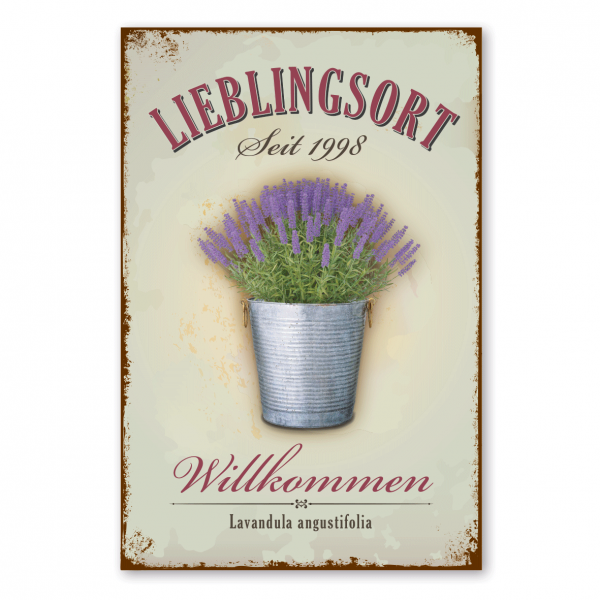 Florales Retroschild / Vintage-Schild Lieblingsort Willkommen - Lavendula angustifolia - Lavendel in Zinkkanne - mit Ihrem Jahreseindruck