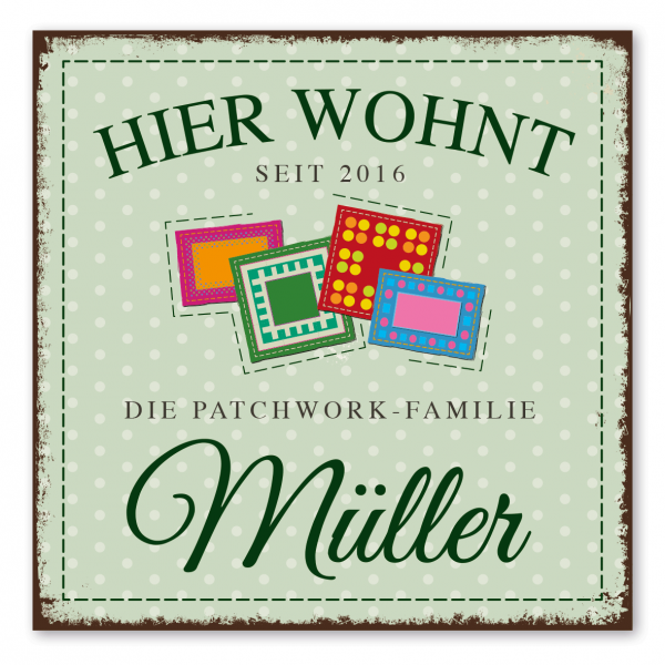 Retro Hausschild Hier wohnt die Patchwork-Familie – mit Ihrem Namen und Jahreszahl in drei Farbvarianten